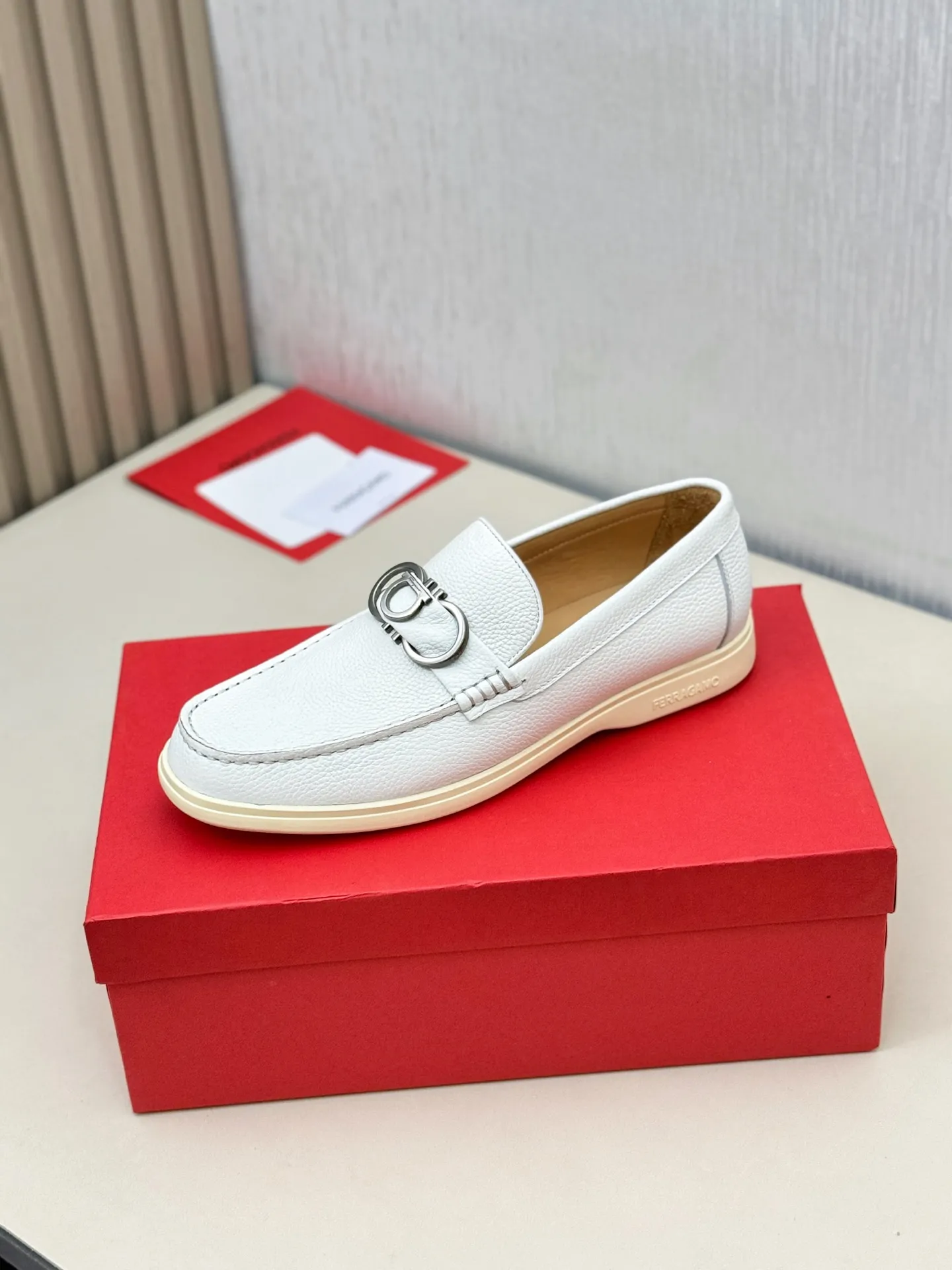 [Ferragamo] P: 580💰 Number of yards: 38~44 (45 orders are non-returnable) Ferragam's new men's driving shoes, the fabric is made of imported cowhide, with visible texture, heavy industrial stitching, dyed calfskin inside, standard logo cowhide feet, big-name experience, soft and comfortable on the feet, a men's favorite, special non-slip and wear-resistant rubber soles, easy to handle various occasions, with original box packaging!